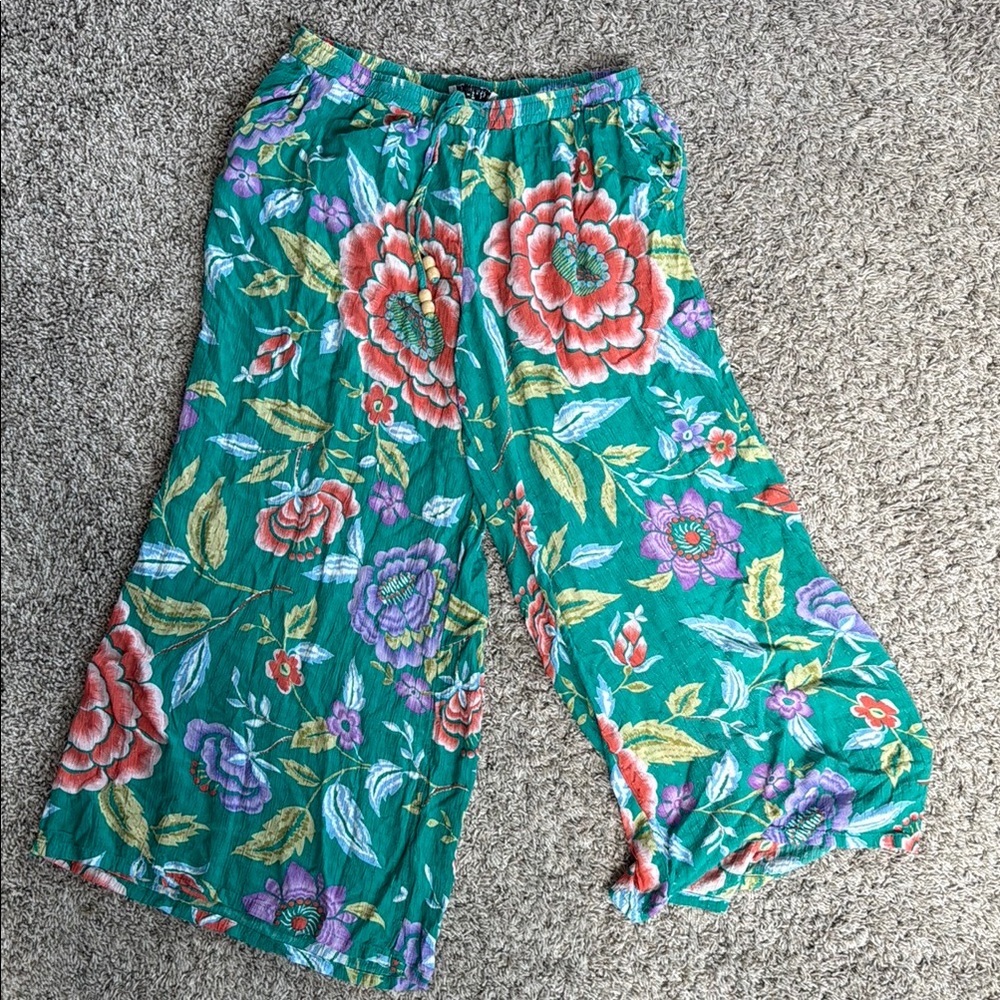 Rachel Zoe Green and Red Casual Bottoms with Vibrant Floral Design crop